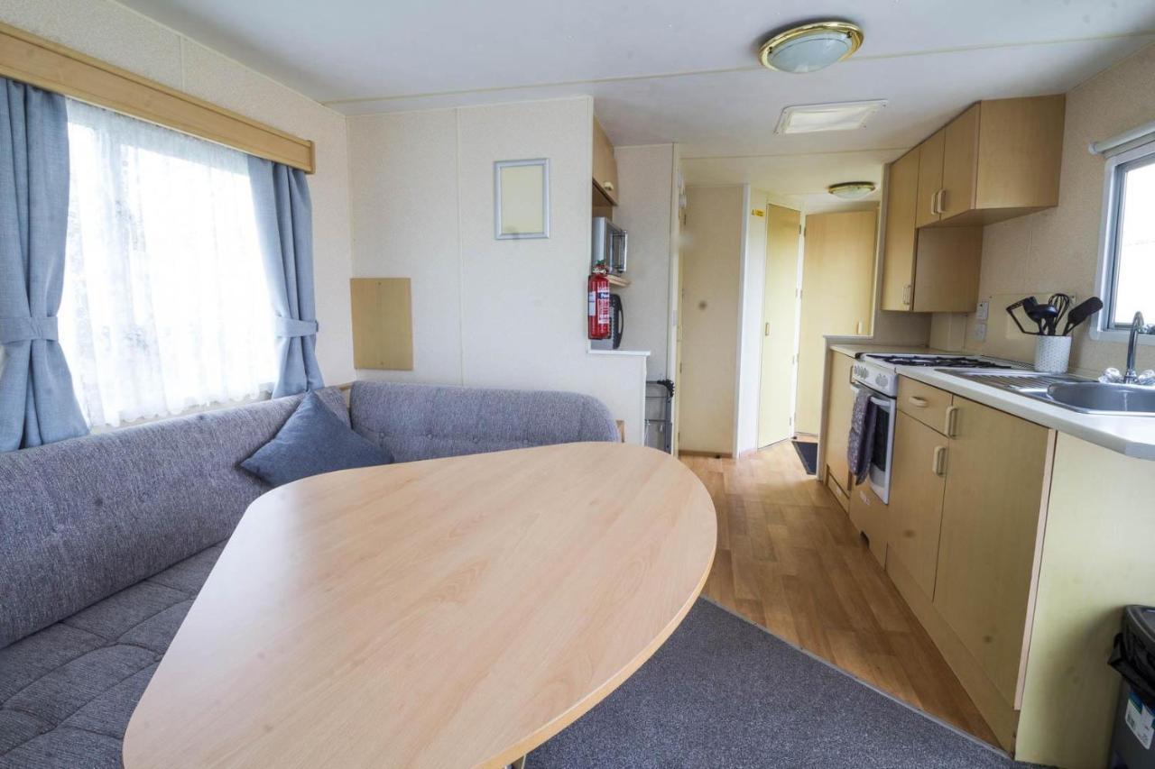 6 Berth Caravan For Hire At Manor Park Holiday Park In Norfolk Ref 23025T Хънстантън Екстериор снимка